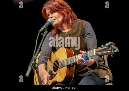 Roseanne Cash, Tochter von Johnny Cash, führt im Konzert Spielen einer Gitarre. Stockfoto