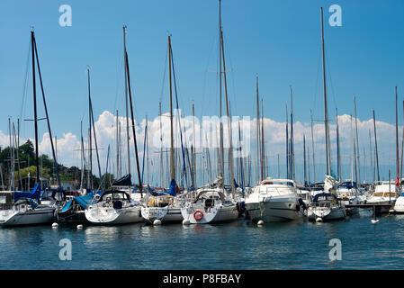Boote und Yachten vor Anker in Port-Valaisroule am Genfer See in Le Bouveret Schweiz Stockfoto