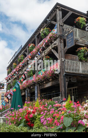 Die Dickens Inn Public House, St. Katherine Docks, London, England, Großbritannien Stockfoto