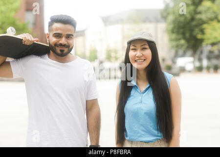 Paar in einer Stadt mit ihren Skateboard Stockfoto