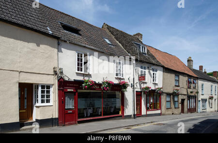 Alte Geschäfte und Häuser in der Church Street, Wotton Under Edge, Gloucestershire Stockfoto