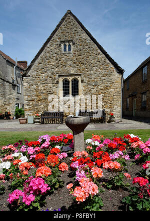 Kapelle aus dem 17. Jahrhundert, hinter Perry & Dawes Armenhäuser, Church Street, Wotton-Under-Kante Stockfoto