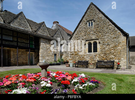 Kapelle aus dem 17. Jahrhundert und Perry & Dawes Armenhäuser, Church Street, Wotton Under Edge, Gloucestershire Stockfoto