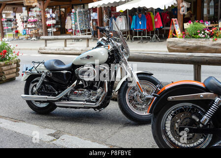 Ein funkelndes Harley Davidson 1200 Tourer Motorrad parkte in Central Morzine Haute-Savoie Portes du Soleil Frankreich Stockfoto