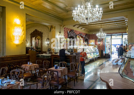 Innenraum der historischen Caffè Torino, Piazza San Carlo, Turin, Italien Stockfoto