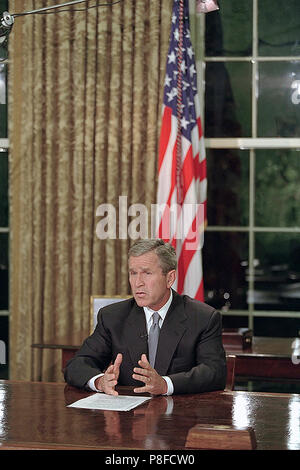 Präsident George W. Bush seine Rede an die Nation Dienstag, Sept. 11, 2001 aus dem Oval Office. Stockfoto
