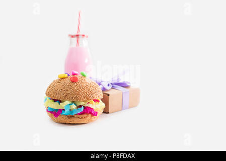 Festliche Komposition Getränke snacks Urlaub hamburger Cookie flitter Konfetti Geschenkbox cocktail Cactus, gesättigte Farben. Kinder urlaub geburtstag Teil Stockfoto