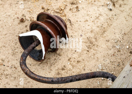 Einem alten hölzernen Strommast auf dem Boden liegen. Beschädigung der elektrischen Netz. Jahreszeit des Sommers. Stockfoto