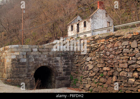 Sperren 33 der C&O Canal ist gegenüber von Harpers Ferry an der Basis von Maryland Heights mit seinen alten lockhouse einmal Gehäuse der Salty Dog Taverne Stockfoto