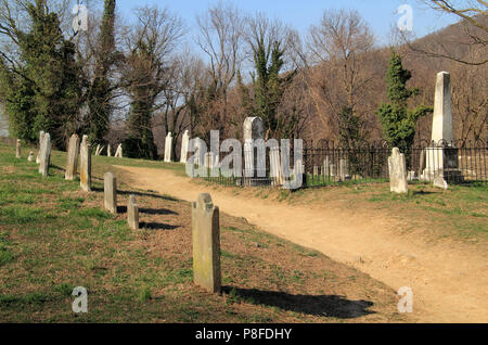 Die Harper Friedhof mit Blick auf die malerische Stadt von Harpers Ferry und enthält die Überreste von bedeutenden Persönlichkeiten aus sehr bunte Vergangenheit der Stadt, WV Stockfoto