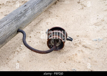 Einem alten hölzernen Strommast auf dem Boden liegen. Beschädigung der elektrischen Netz. Jahreszeit des Sommers. Stockfoto