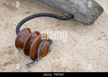 Einem alten hölzernen Strommast auf dem Boden liegen. Beschädigung der elektrischen Netz. Jahreszeit des Sommers. Stockfoto