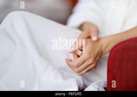 Der Braut Händen während einer Hochzeit Make-up Stockfoto