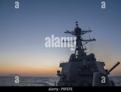 180709-N-IC 246-0058 Meerenge von Gibraltar (9. Juli, 2018) Geführte Anti-raketen-Zerstörer USS Arleigh Burke (DDG51) übergibt die Felsen von Gibraltar während der Durchfahrt der Straße von Gibraltar. Mit dem Flugzeugträger USS Harry S. Truman (CVN 75) als Flaggschiff, die Bereitstellung von strike Group unterstützt gehören Personal, Schiffe und Flugzeuge von Carrier Strike Group (CSG) 8, Destroyer Squadron (DESRON) 28 und Carrier Air Wing (Cvw) 1; sowie Sachen deutsche Fregatte FGS Hessen (F221). (U.S. Marine Foto von Mass Communication Specialist Seaman Raymond Maddocks/Freigegeben) Stockfoto