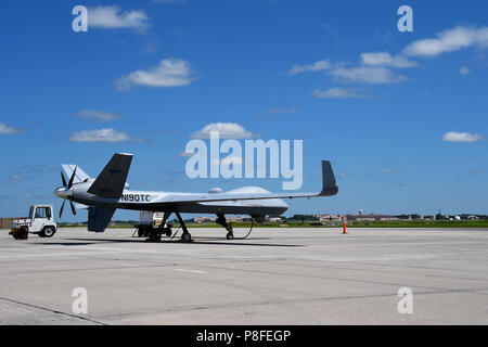 Ein mQ-9B SkyGuardian bereitet die Taxi vor einem historischen transatlantischen Flug Juli 10, 2018, von Grand Forks Air Force Base, North Dakota, Gloucestershire, England. Die high-Altitude, Long-Endurance unbemannte Flugzeuge die geschätzte 20-Stunden-, 3-tausend Meilen Flug hundertjährigen Feier der Royal Air Force zu unterstützen. (U.S. Air Force Foto von Airman 1st Class Elora J. Martinez) Stockfoto