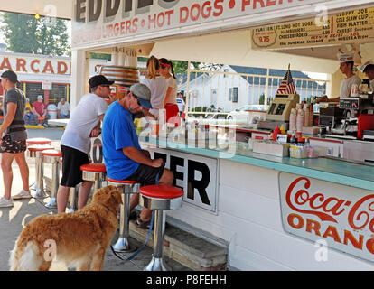 Eddie's Grill auf der Geneva-On-The-Lake boardwalk im Nordosten von Ohio ist ein kraftvolles der Urlaubsort in der Stadt. Stockfoto