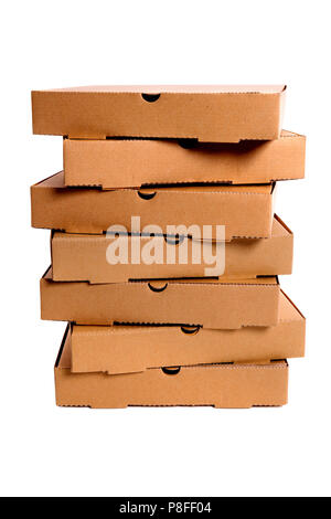 Stapel braun Pizzakartons auf weißem Hintergrund. Stockfoto