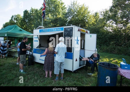 Catering-Minibus in den Classic Cars, der Earls Barton Northamptonshire UK-Flagge, Kind sitzende Kinder, schlafende Leute, die sich unterhalten Stockfoto