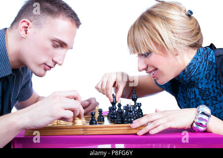 Entspannt junges paar Schach spielen zu Hause, isoliert auf weißem Stockfoto