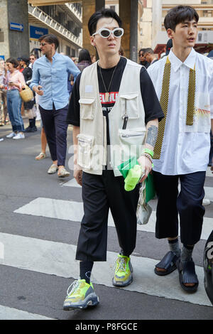 Mailand - 16. Juni: Gast mit gelb grün Balenciaga Schuhe, beige Jacke und  weiß Sonnenbrille vor Marni fashion show, Mailand Fashion Week street Styl  Stockfotografie - Alamy