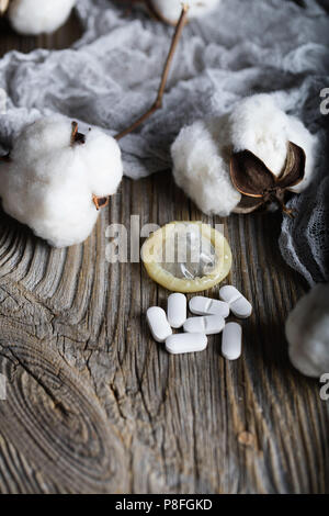 Pille und Kondom auf eine Holz- Oberfläche. Nahaufnahme Stockfoto