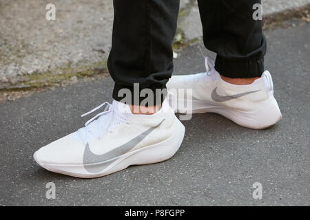 Mailand - 17. Juni: Mann mit Nike weißen Turnschuhen vor Prada fashion show, Mailand Fashion Week street style am 17. Juni 2018 in Mailand. Stockfoto