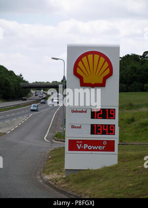 Totem Anmelden bei Shell Tankstelle am Sutton Scotney Service Station, in der Nähe von Winchester, Hampshire, England, UK, Kraftstoffpreise im Juni 2008 Stockfoto