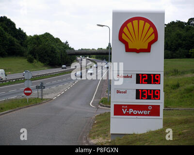 Totem Anmelden bei Shell Tankstelle am Sutton Scotney Service Station, in der Nähe von Winchester, Hampshire, England, UK, Kraftstoffpreise im Juni 2008 Stockfoto