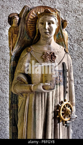 Meister der Heilige Anastasia, die hl. Katharina von Alexandrien, in der ersten Hälfte des vierzehnten Jahrhunderts, Stein henne Statue der Heiligen Katharina von Alexandria XIV Jahrhundert in Castelvecchio Museum. Verona Italien Italienisch Stockfoto