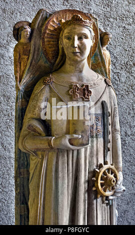 Meister der Heilige Anastasia, die hl. Katharina von Alexandrien, in der ersten Hälfte des vierzehnten Jahrhunderts, Stein henne Statue der Heiligen Katharina von Alexandria XIV Jahrhundert in Castelvecchio Museum. Verona Italien Italienisch Stockfoto