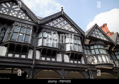 Mock tudor Architektur auf Schuhmacher Reihe auf Northgate Street einschließlich Statue von St. Crispin Chester Cheshire England Großbritannien Stockfoto