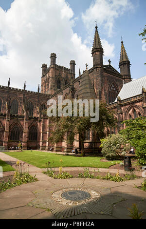 Die Chester regiment Denkmal auf dem Gelände der Kathedrale von Chester Chester Cheshire England Großbritannien Stockfoto