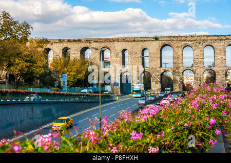 ISTANBUL - 3. NOVEMBER: Valens Aquädukt - bozdogan Kemeri - Römische acveduct in Istanbul am 3. November 2014 in Istanbul. Stockfoto