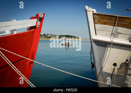 Angeln gegangen. Kleines Fischerboot durch eine enge gerahmte Blick auf bunte Boote in Bembridge Hafen, Isle of Wight Stockfoto