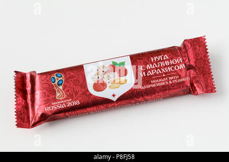 Nougat mit Himbeeren und Erdnüssen mit Logo der FIFA Fußball-Weltmeisterschaft Russland 2018. Stockfoto