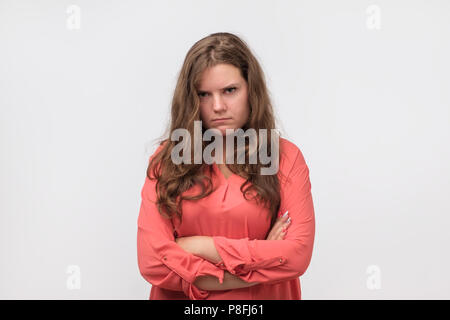 Schöne pralle Mädchen mit langen Haaren runzelte die Stirn, ihr Gesicht in Unmut. Sie ist auf Ihrem Freund beleidigt. Er vergaß ein Datum. Stockfoto