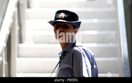 Ein Steward außerhalb ein Eingang zu einem Gericht am Tag neun der Wimbledon Championships in der All England Lawn Tennis und Croquet Club, Wimbledon. PRESS ASSOCIATION Foto. Bild Datum: Mittwoch, 11. Juli 2018. Siehe PA Geschichte TENNIS Wimbledon. Photo Credit: Steven Paston/PA-Kabel. Einschränkungen: Nur für den redaktionellen Gebrauch bestimmt. Keine kommerzielle Nutzung ohne vorherige schriftliche Zustimmung der AELTC. Standbild nur verwenden - keine bewegten Bilder zu emulieren. Keine Überlagerung oder Entfernung von Sponsor/ad Logos. +44 (0)1158 447447 für weitere Informationen. Stockfoto