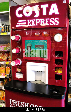 Costa Express Maschine im Spar Supermarkt in Beaumaris North Wales UK Stockfoto