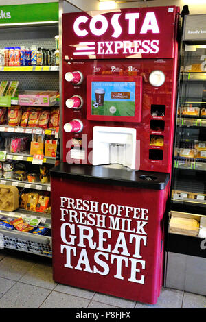 Costa Express Maschine im Spar Supermarkt in Beaumaris North Wales UK Stockfoto