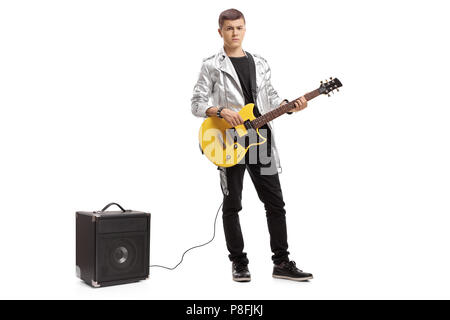 In voller Länge Porträt eines Jugendlichen mit einer E-Gitarre und Verstärker auf weißem Hintergrund Stockfoto