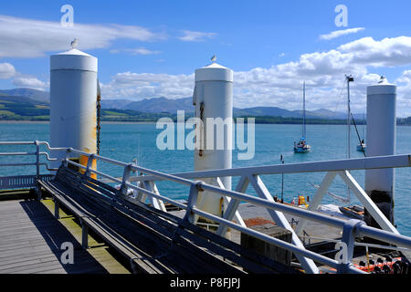 Spalten auf dem schwimmenden Ponton und Bootssteg in Beaumaris Pier North Wales UK Stockfoto