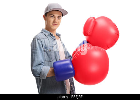 Teenager mit ein paar grosse Boxhandschuhe auf weißem Hintergrund Stockfoto