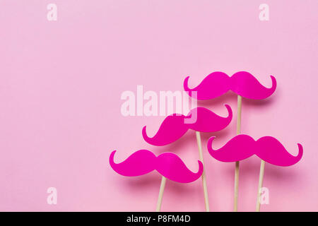Rosa Schnurrbart auf einem rosa Hintergrund. Moderne Männlichkeit Konzept Stockfoto