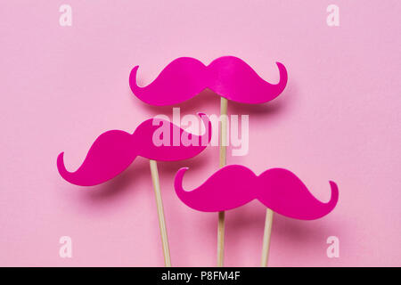 Rosa Schnurrbart auf einem rosa Hintergrund. Moderne Männlichkeit Konzept Stockfoto
