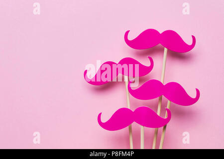 Rosa Schnurrbart auf einem rosa Hintergrund. Moderne Männlichkeit Konzept Stockfoto