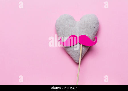 Rosa Schnurrbart auf einem rosa Hintergrund. Moderne Männlichkeit Konzept Stockfoto