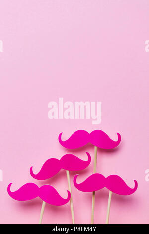 Rosa Schnurrbart auf einem rosa Hintergrund. Moderne Männlichkeit Konzept Stockfoto