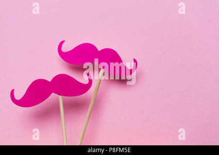 Rosa Schnurrbart auf einem rosa Hintergrund. Moderne Männlichkeit Konzept Stockfoto