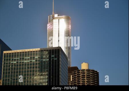 Chicago, Illinois, USA. Gegensätzliche architektonische Stile und Epochen koexistieren entlang der North Bank auf den Chicago River. Stockfoto