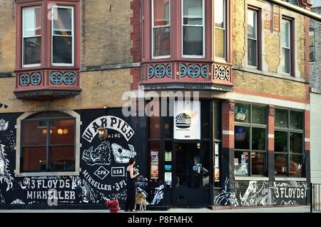 Chicago, Illinois, USA. Eine Ecke Pub und Restaurant nordwestlich von downtwon Chicago in der edlen Square Nachbarschaft. Stockfoto